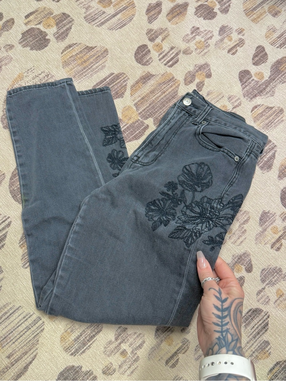 ❌SOLD❌AE black embroidered floral mom jeans 4 regular
